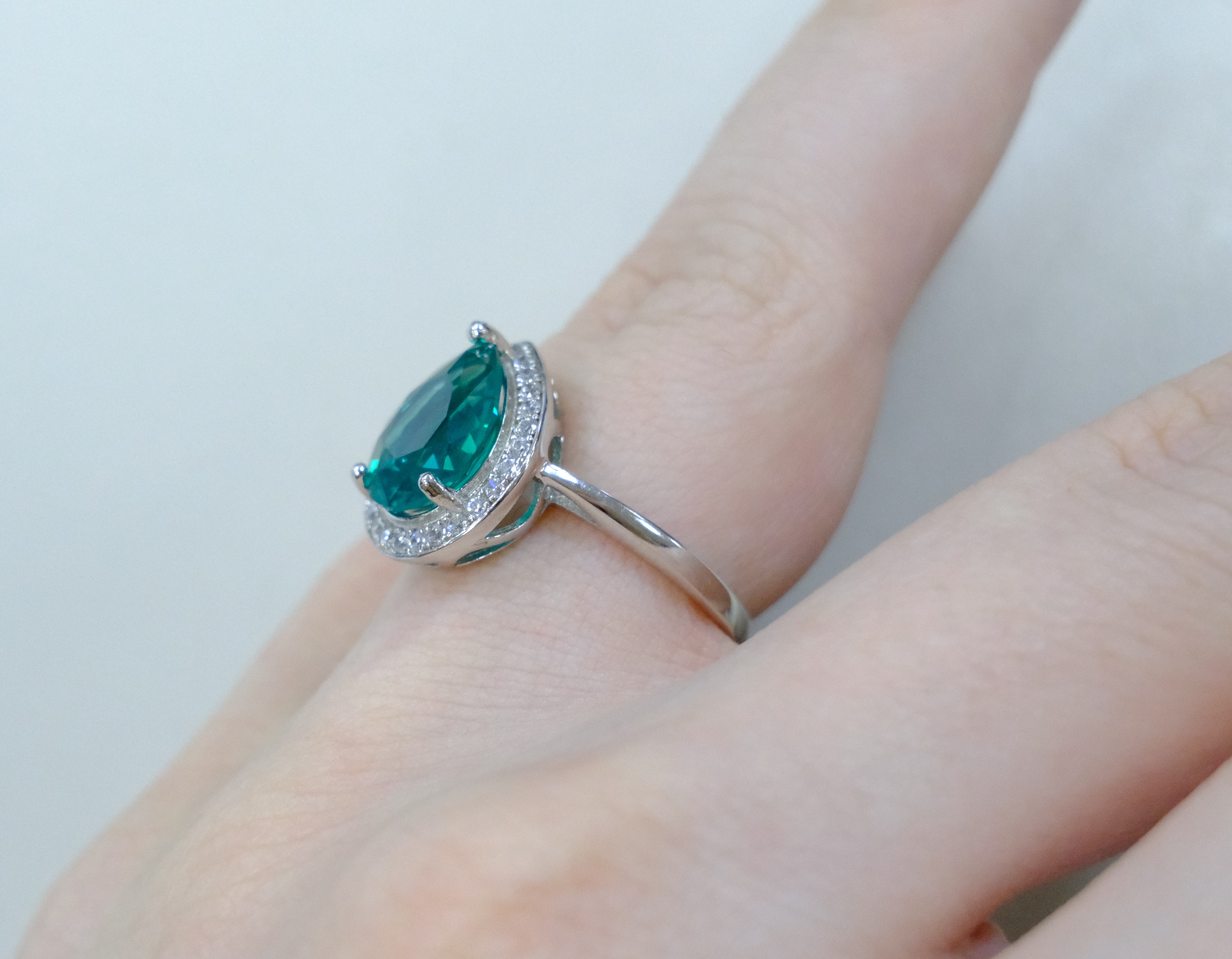 Серебряное кольцо с зеленой шпинелью